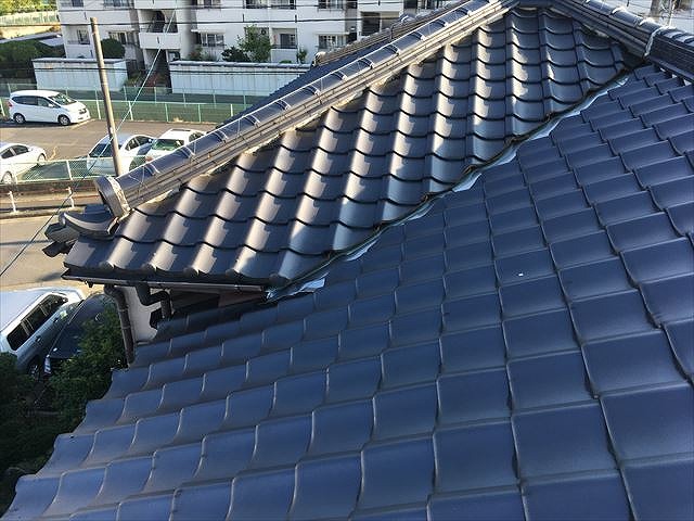 羽島市で瓦屋根の排水を行う谷板金や雨樋を点検、詰まりや穴あきで雨漏りする前の対策が重要